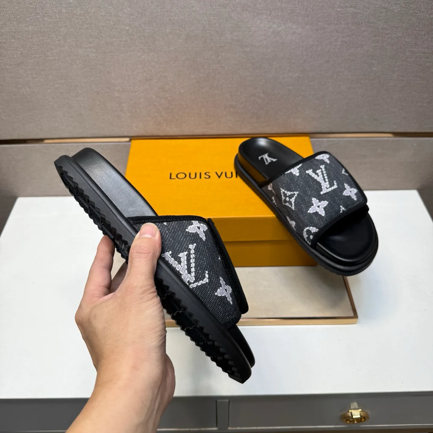 ⬛️Men's shoes 💰p320 [LV～] Men's casual slippers 2025z cabinet sales simultaneously 🔶Size: 38-44 #️⃣ 🔷2 colors🔜The upper is made of multi-material splicing➕Genuine leather lining, comfortable and breathable, sole: original comfortable and wear-resistant outsole, ⚠️Real shot📱Photographed🎬The real thing is better📢📢📢